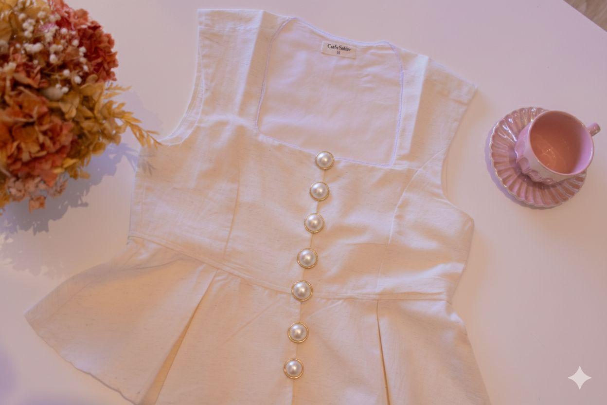 Blusa Peplum Romântica com Botões Perolados 🌷